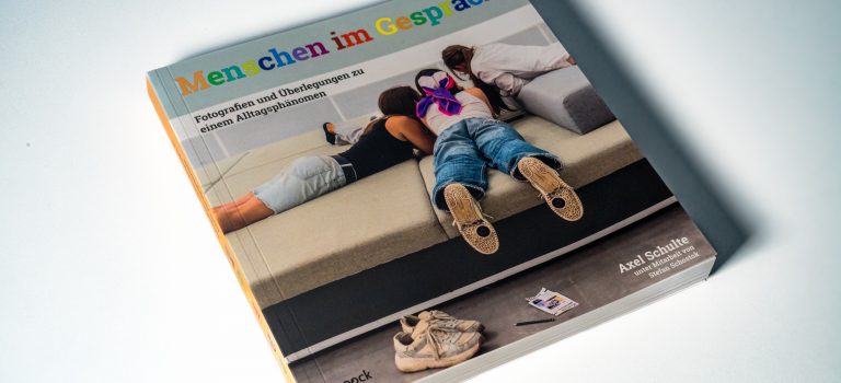 Neues Fotografiebuch von Axel Schulte über „Menschen im Gespräch“
