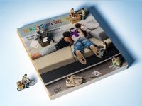 Menschen die am Buch arbeiten