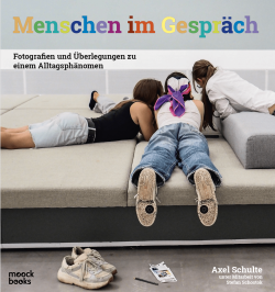Axel Schulte, unter Mitarbeit von Stefan Schostok: Menschen im Gespräch - Fotografien und Überlegungen zu einem Alltagsphänomen. moockbooks. Hannover 2026. 200 Seiten | Format 21 x 22 cm | 283 ausdrucksstarke Fotos | ISBN 9783985150120